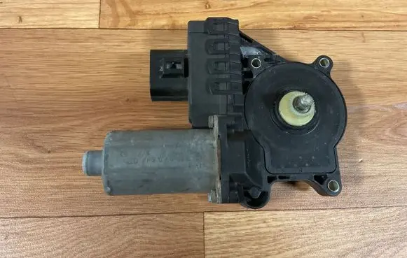 Ford Mondeo Mk III Front door window regulator motor 3130034192