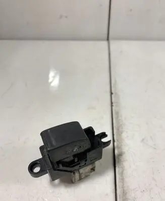 Nissan X-Trail T30 Electric window control switch 3X082