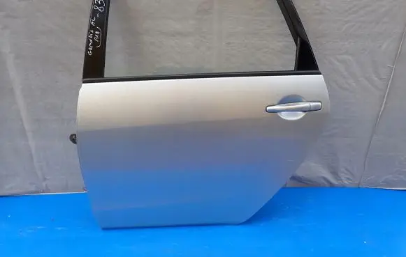Mitsubishi Grandis Front door