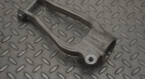 BMW 8 G14 Front lower control arm/wishbone 6861199