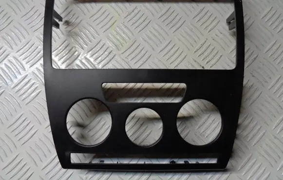 Skoda Octavia Mk2 (1Z) Radio/GPS head unit trim 1Z0858069
