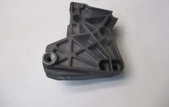 Nissan Qashqai Engine mounting bracket
