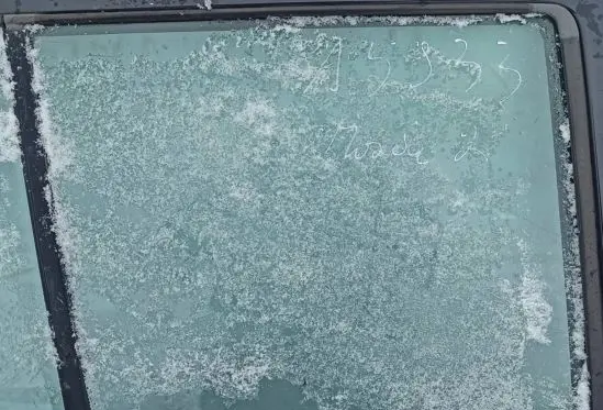 Mazda 2 Rear door window glass juoda