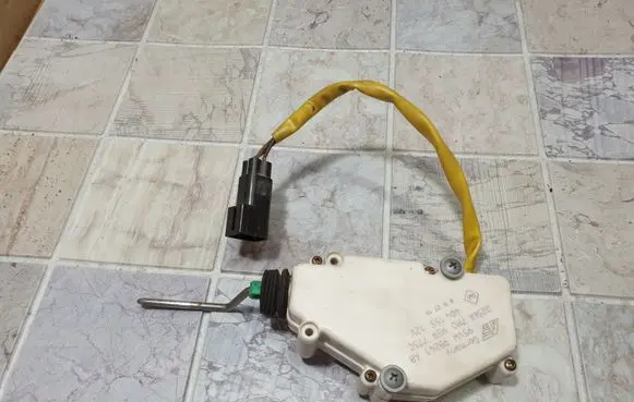 Fuel tank cap lock motor