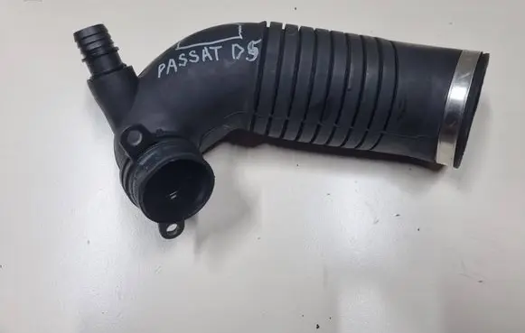 Volkswagen PASSAT B5.5 Intercooler hose/pipe 8D0129615