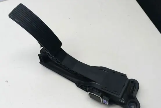 Mercedes-Benz ML W164 Accelerator throttle pedal A1643000104