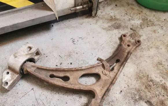 Volkswagen Touran I Front lower control arm/wishbone 1K0407153G