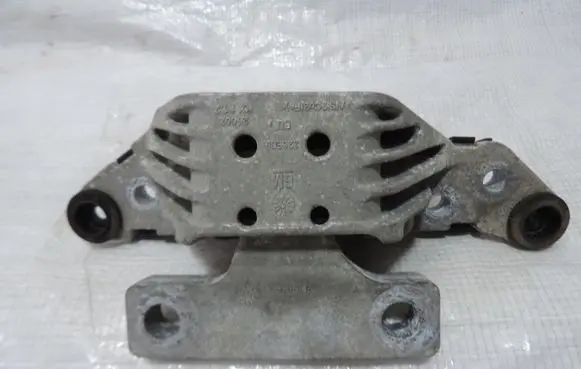 Engine mount vacuum valve
