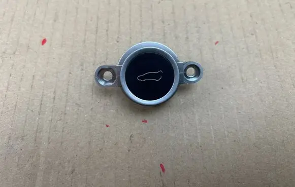 Tesla Model Y Tailgate/boot open switch button 104262900B