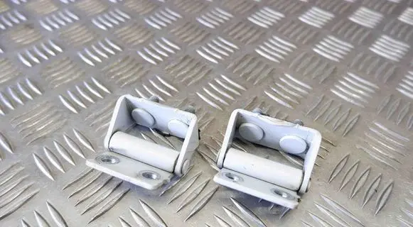 Tailgate/trunk/boot hinge
