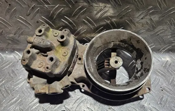 Volkswagen Golf I Fuel distributor 0438120162 049133353S