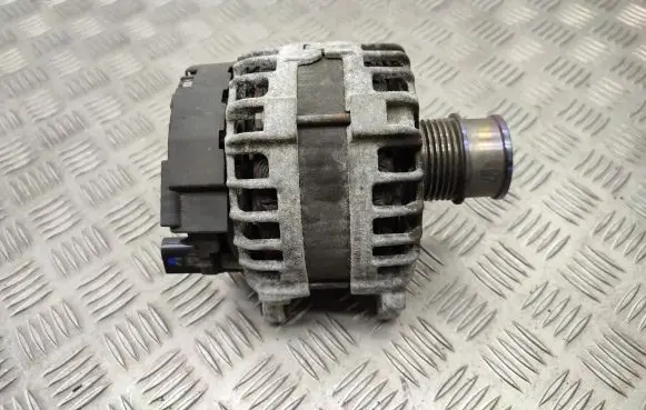 Volkswagen PASSAT B8 Generator/alternator 04E903021P