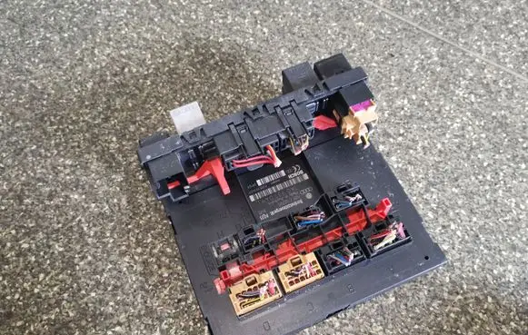 Volkswagen Touran I Fuse module 1K0937049L