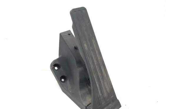 Accelerator throttle pedal