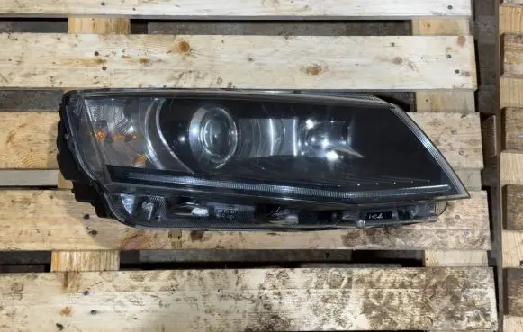 Skoda Octavia Mk3 (5E) Headlight/headlamp 5E1941016B S2412P085