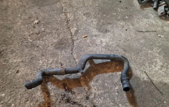 Volkswagen Multivan T5 Engine coolant pipe/hose