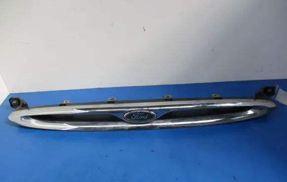 Ford Escort Front grill C8S4A-A30851