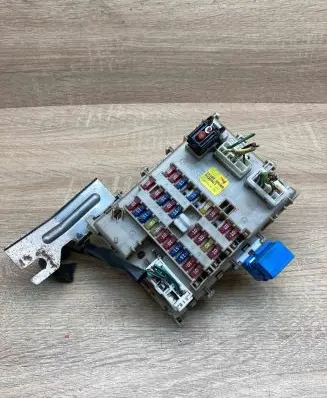 Nissan Almera N16 Fuse module 243505M300 0828001