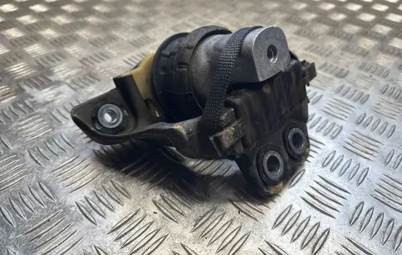 Volvo XC90 Engine mount bracket 26008326F22