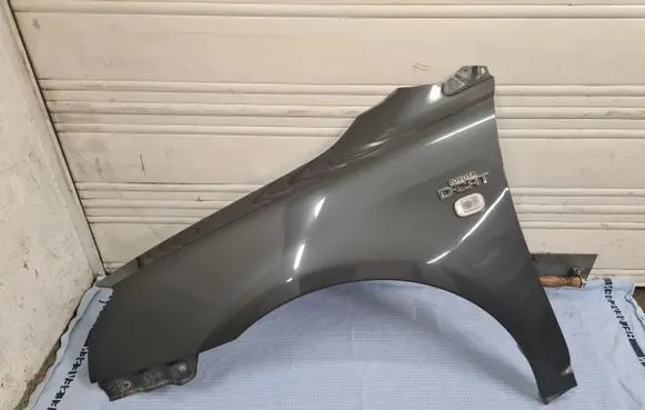 Toyota Avensis T250 Fender