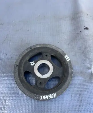 Toyota Avensis T270 Crankshaft pulley 3110D