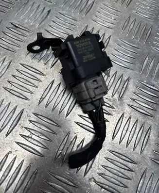Toyota Avensis T270 Glow plug pre-heat relay 2861067010 1567000671
