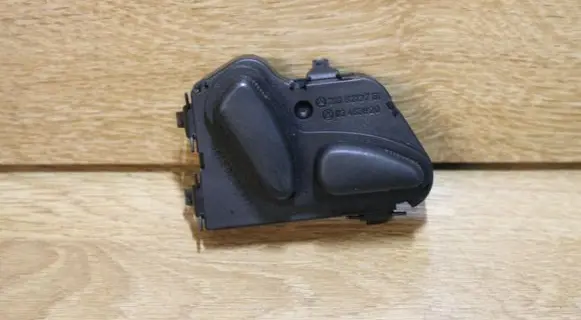 Mercedes-Benz C W203 Seat adjustment knob 2108213751