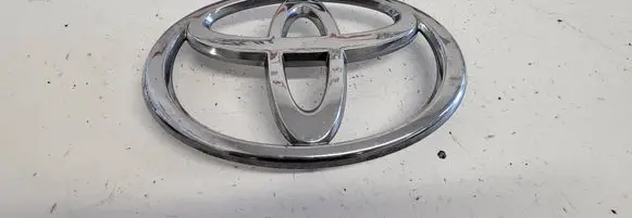 Toyota Corolla Verso E121 Manufacturer badge logo/emblem 753110F010