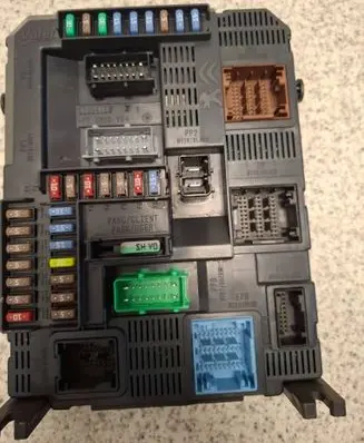 Peugeot 2008 I Comfort/convenience module E1111753 20141114 9807532080
