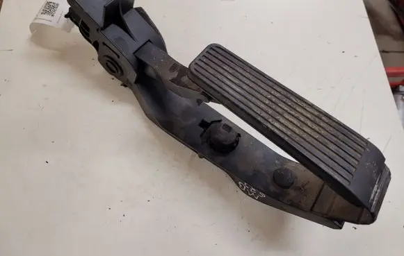 Mercedes-Benz C W203 Accelerator throttle pedal A2033000104