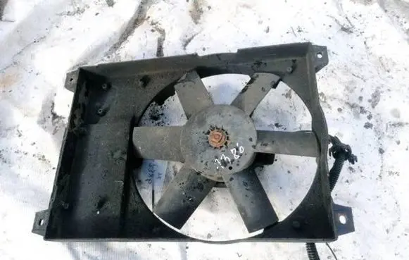 Radiator cooling fan shroud