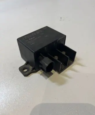 Mercedes-Benz E W211 Charging relay A0025423819 V23132A2001X14