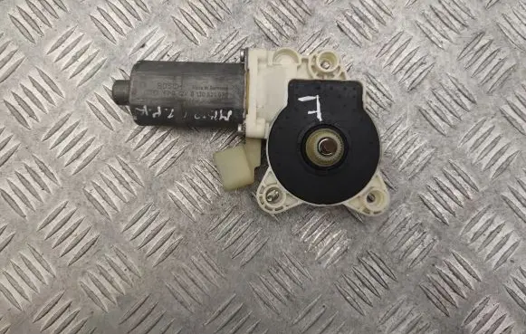Mercedes-Benz E W211 Front door window regulator motor A2118202942