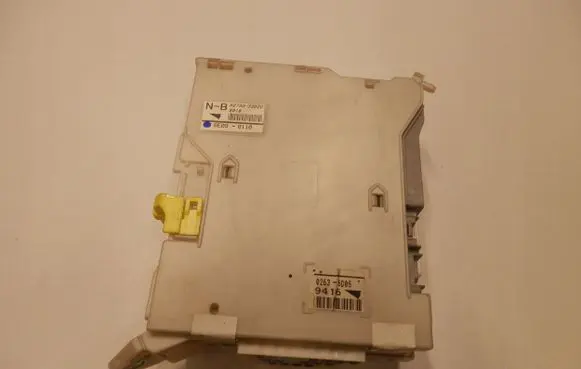 Lexus IS 220D-250-350 Relay mounting block 8273053050OE