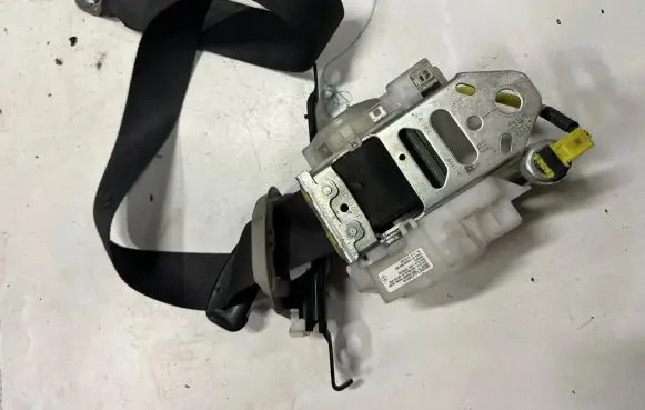 Lexus IS 220D-250-350 Front seatbelt J082512