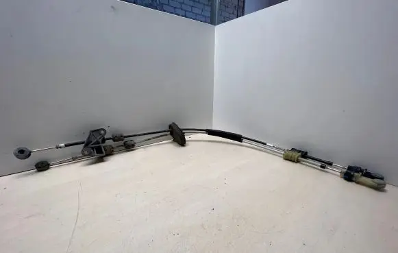 Opel Insignia A Gear shift cable linkage 55560991