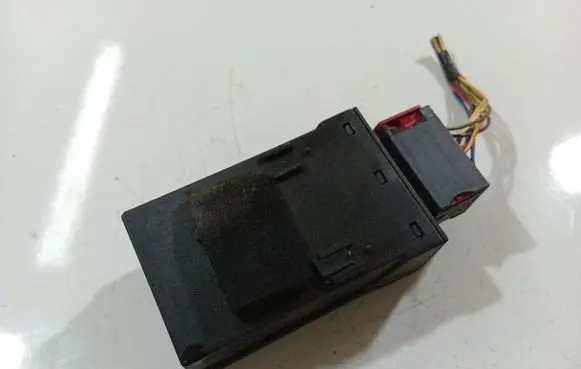 Peugeot 1007 Door control unit/module 1400047280