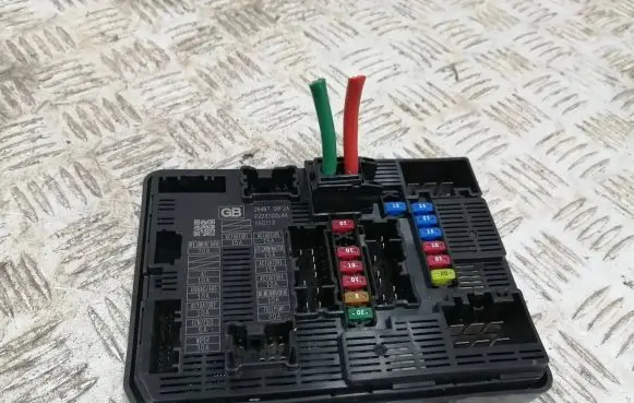Nissan Micra K14 Fuse module 284B75RF2A 190713 9223100LAA