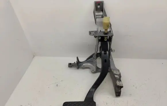 Volkswagen PASSAT B5 Pedal assembly 8D1721117K