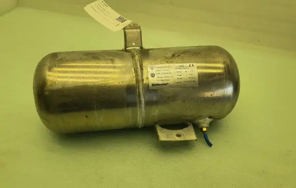 Volkswagen Touareg I Air suspension tank/reservoir 7L0616202D FL9307195