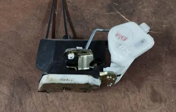 Mitsubishi Endeavor Rear door lock