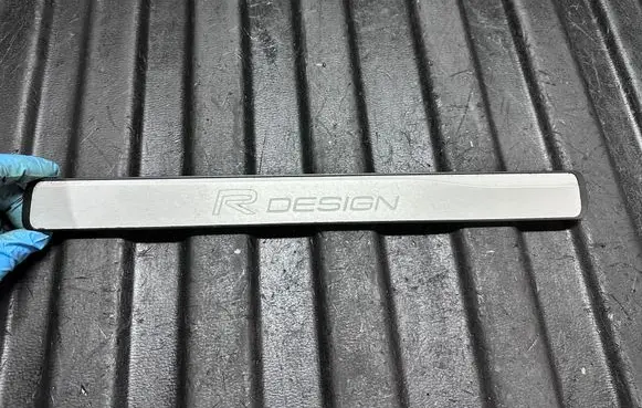 Front sill trim cover