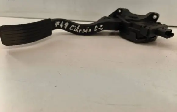 Accelerator throttle pedal