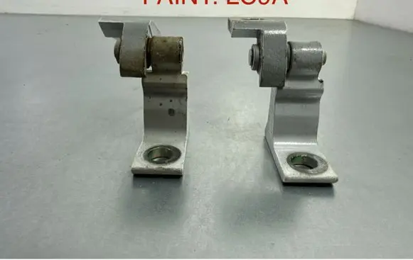 Volkswagen Tiguan Front door lower hinge 8X0831403E