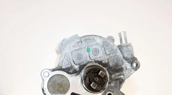 Volkswagen PASSAT B6 Vacuum pump 03L145100