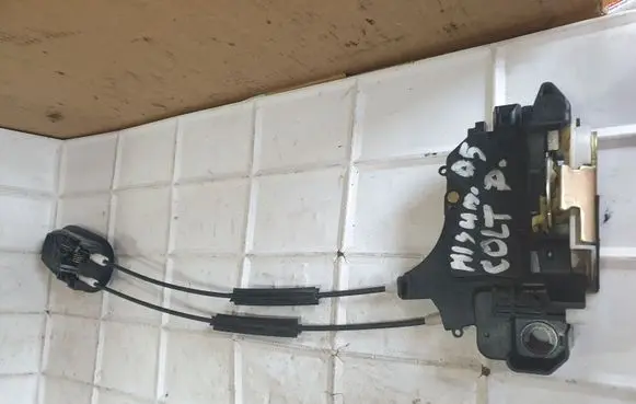 Mitsubishi Colt Front door lock 