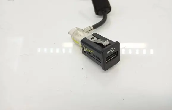 BMW X5 E70 USB socket connector 9237656 8410923765601