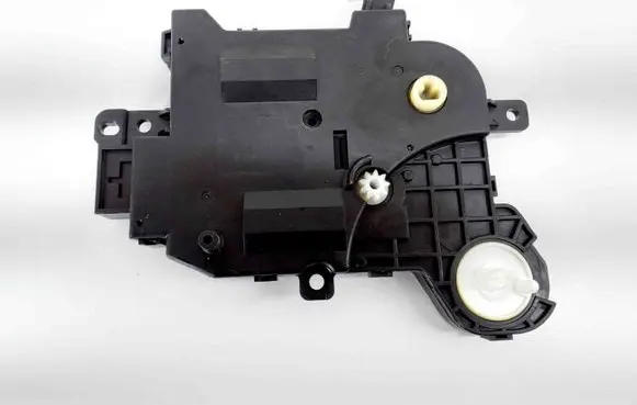 Toyota Yaris XP210 Intake manifold valve actuator/motor 0638009100