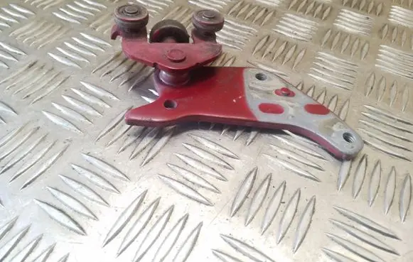 Toyota Previa (XR30, XR40) II Sliding door lower roller guide/hinge 