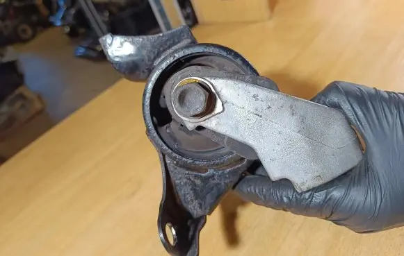 Honda Civic Engine mount bracket